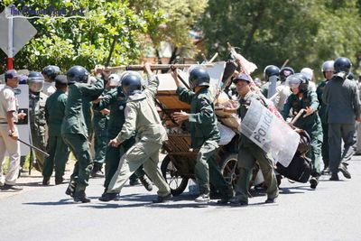 Large_cambodia_police-vs-kdc-protesters_hengchivoan