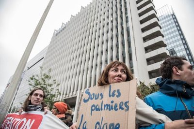 Large_bastamag_bollore-3