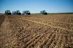 Medium_2048x1536-fit_engins-agricoles-positionnent-champ-photo-illustration