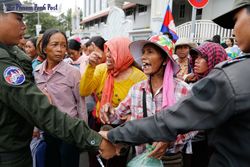 Medium_3_koh_kong_community_members_gather_yesterday_outside_land_ministry_to_protest_against_a_sugar_company_for_land_grabbing_22_08_2017_pha_lina