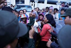 Medium_3_koh_kong_community_members_gather_yesterday_outside_land_ministry_to_protest_against_a_sugar_company_for_land_grabbing_22_08_2017_pha_lina_1