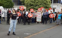 Medium_tegel_protest