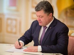 Medium_poroshenko_signing_the_law