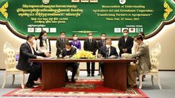 Medium_agriculture_minister_veng_sakhon_centre_witnesses_the_signing_of_the_memorandum_of_understanding_mou_on_friday