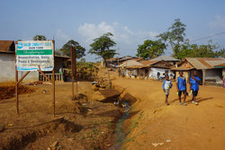 Medium_20220707_sierra-leone-sahn-town-peace-sign_saidu-bah_chinadialogue-1800x1202