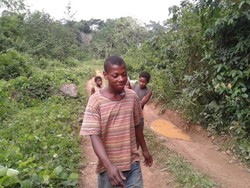 Medium_pygmy-children-in-the-forest-of-the-ocean-division-in-cameroon-629x472