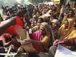 Medium_poor-bengalis-clamor-for-subsidized-rice-the-bangladeshi-governments-solution-to-rising-food-inflation-e1295377108779