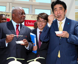 Medium_mozambique_abe-guebuza-food-tasting_shogokoshidaasahishimbun