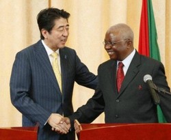Medium_mozambique_abe-guebuza-handshake