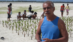 Medium_presidentplantingmangrovestarawakiribati2011